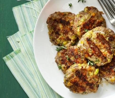 Grilované jehněčí karbanátky s kapustičkami a sýrem