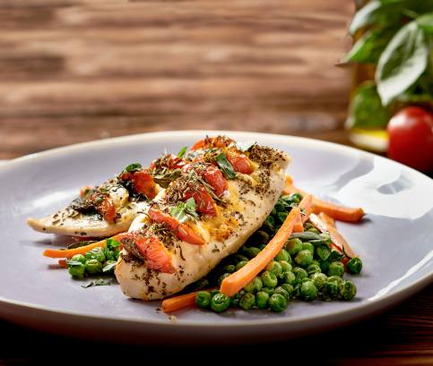 Mozzarellával, bazsalikommal és pradicsommal töltött csirkemell