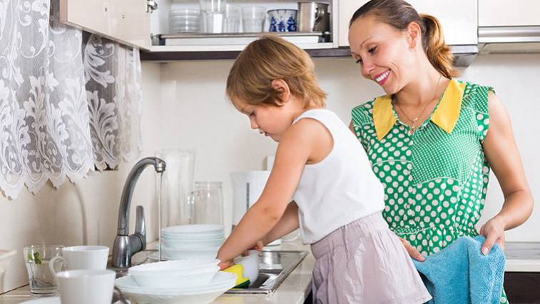 Domáce práce pre deti podľa veku: Zvládne ich aj batoľa