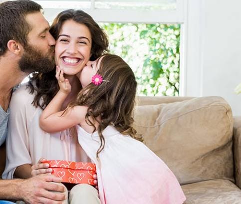 Anyák napjára: virág és stílusos kiegészítők