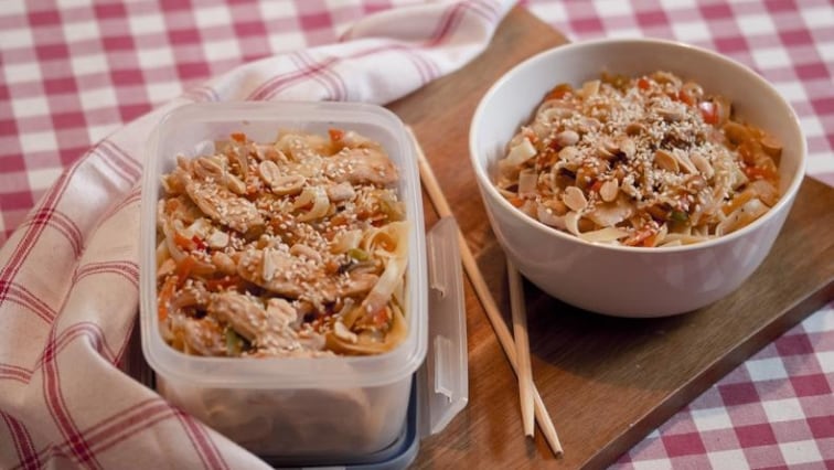 Vaječné nudle na asijský způsob s kuřecím masem, arašídy a sezamem