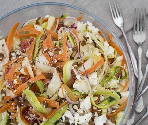 Hoblovaný šalát z cukety s bryndzou