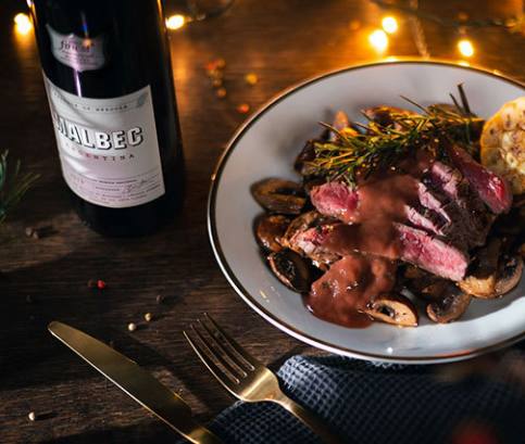 Flank steak s omáčkou z červeného vína a hubami