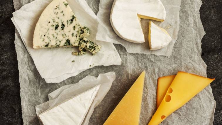 Grillezett camembert illatos, sült körtével és könnyű csirke salátával