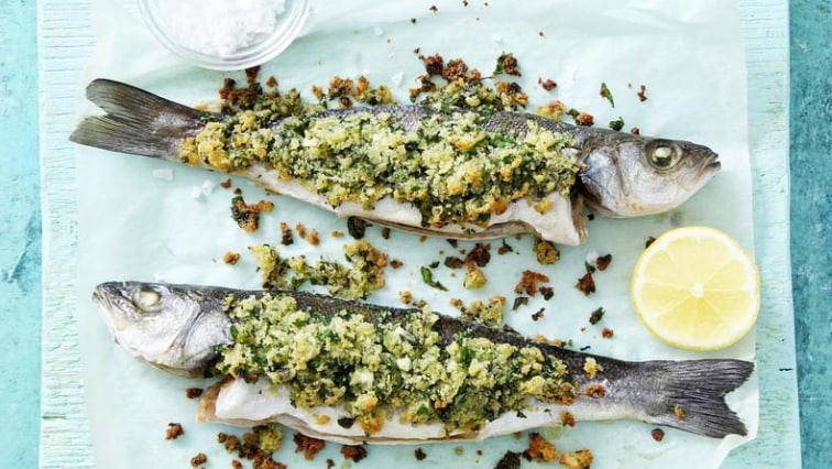 Grilovaný mořský vlk s citrony a bylinkovou krustou