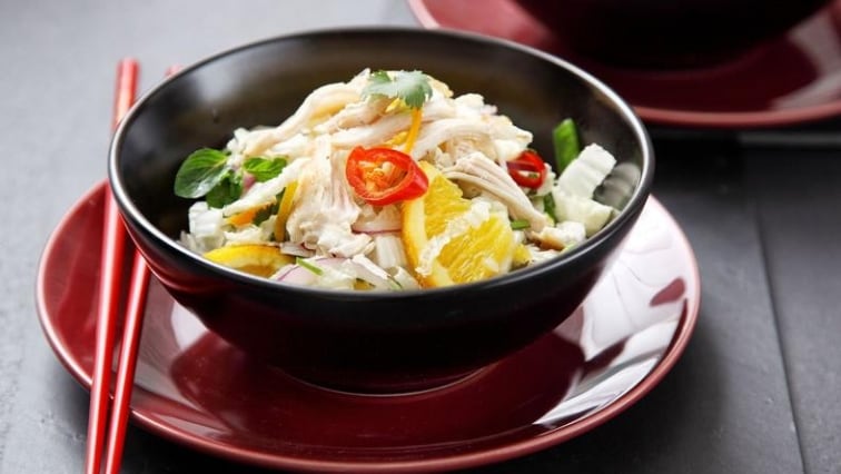 Vietnamský salát s kuřecím masem a rýžovými nudlemi