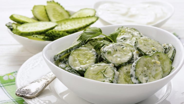 Svěží okurkový salát s jogurtem a koprem