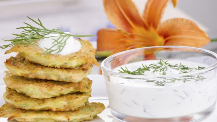 Cuketové bramboráky s jogurtovým dresingem