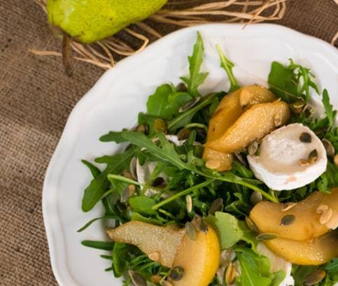 Šalát s hruškou a s kozím syrom