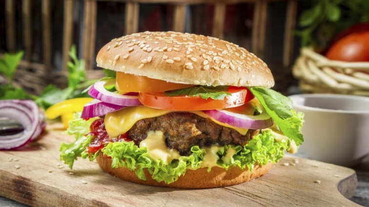 Hamburger s hovězím masem a zeleninou