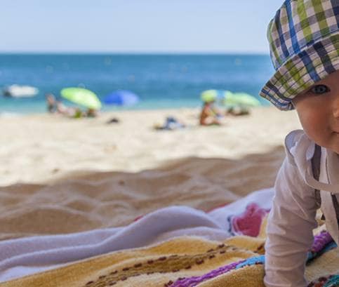 Horka s miminkem: Plenka přes kočárek dítě ohrožuje