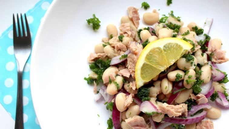 Fazolový salát s tuňákem a červenou cibulí