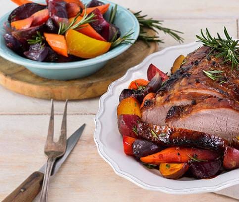 Vepřová pečeně s rozmarýnem na zelenině
