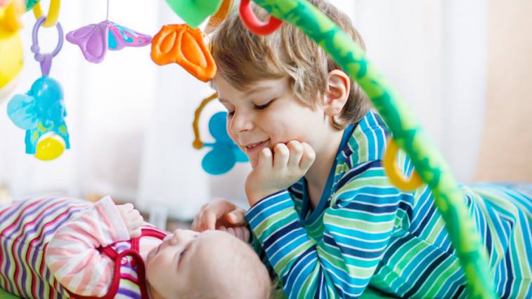 Zabavte sa všetci: 8 hier pre staršie dieťa s batoľaťom