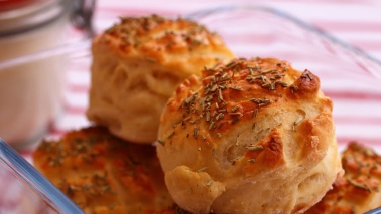 Sajtos pogácsa borral