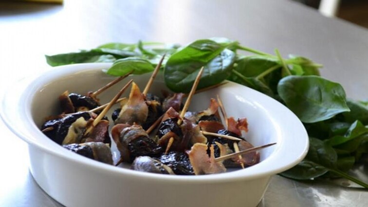 Pečené švestky ve slanině plněné mandlemi