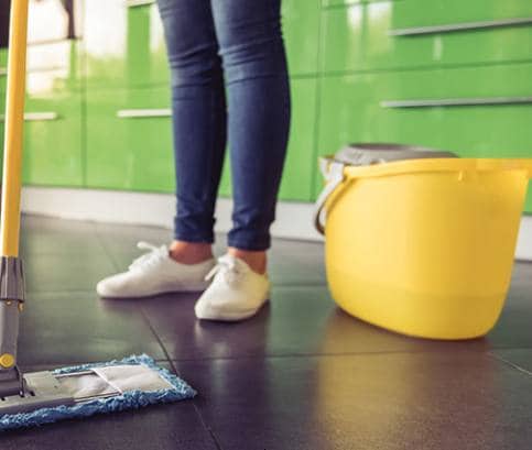 Padlóburkolatok tisztítása gyorsan és foltmentesen