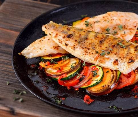 Candát s ratatouille připravený na grilu