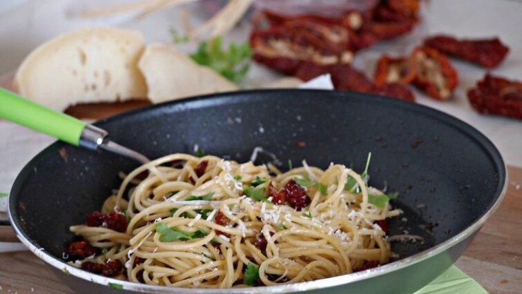 Spaghetti con pomodori secchi (špagety se sušenými rajčaty)