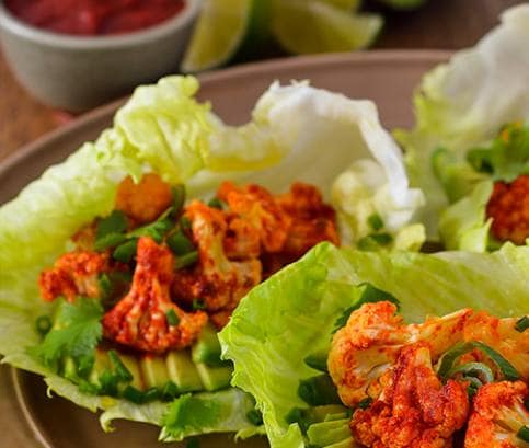 Pikantní květákové salátové wrapy 