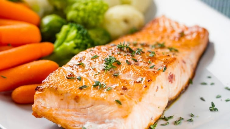 Pečený losos na bylinkách s jarní zeleninou