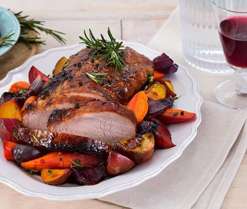 Rozmaringos sült sertéshús zöldségágyon