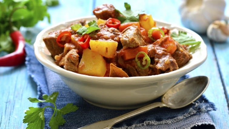 Vepřové kousky se zeleninou v pikantní rajčatové omáčce