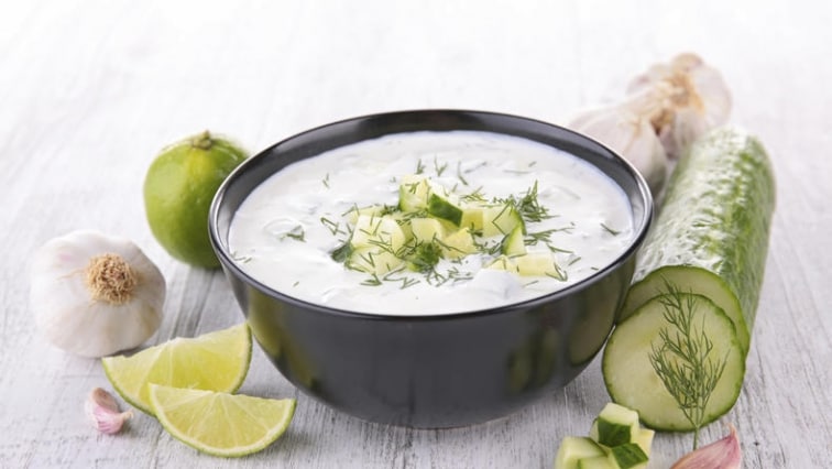 Jogurtová omáčka s česnekem, okurkou a limetou