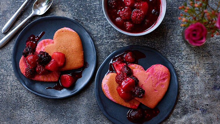 Valentin-napi rózsaszín palacsinta