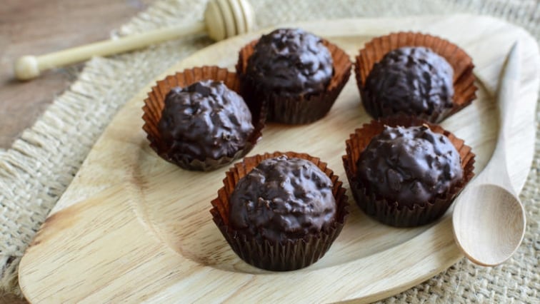 Domácí kokosové kuličky v čokoládě ze 3 ingrediencí