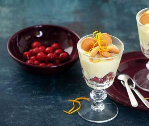 Vanilkový puding s piškoty třešněmi a pomerančovou kůrou