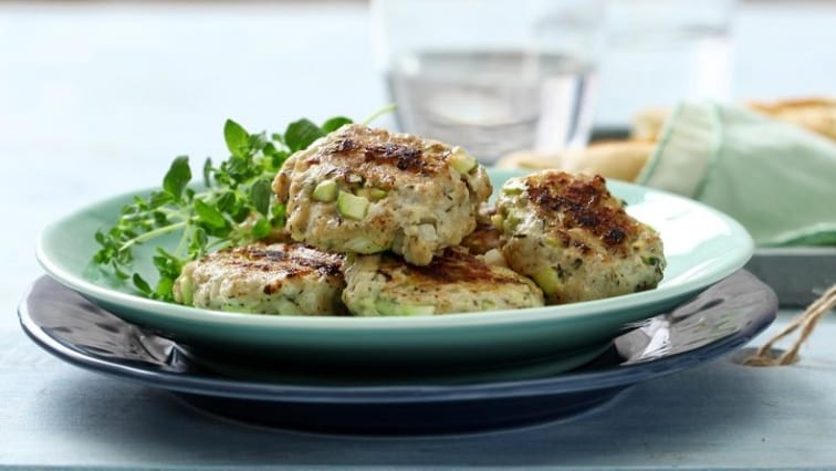 Grilované karbanátky z krůtího masa s cuketou