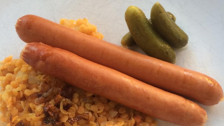 Červená čočka na kyselo s grilovanými Šmakoun párky