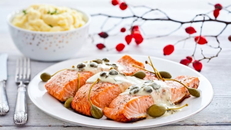 Pečený losos s omáčkou z kapár