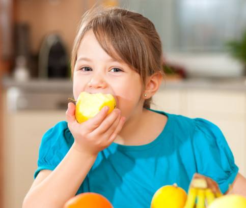 Dajte deťom jablká a žuvačku, budú mať zdravšie zuby