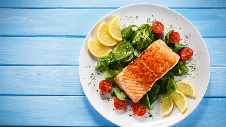 Grilovaný losos na polníčkovém salátu