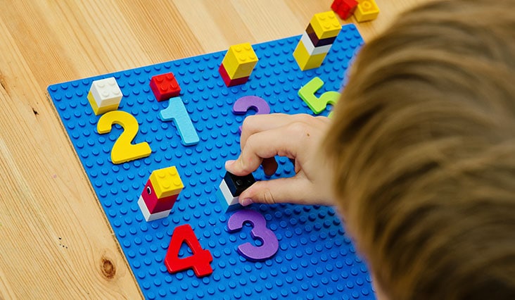 Játékos matematika: A LEGO megtanítja a gyerekeket szorozni és osztani