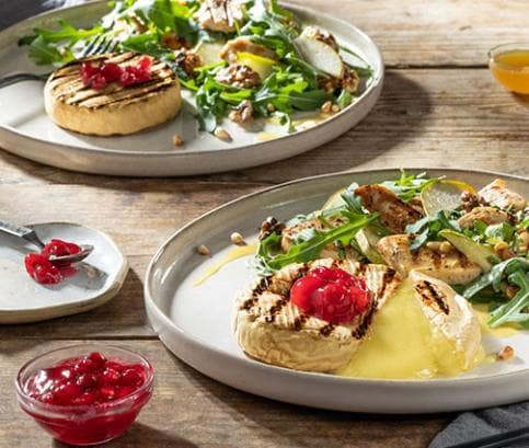 Grilovaný camembert se salátkem s hruškou a kuřecím masem