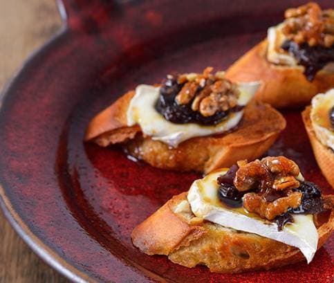 Jednohubky so slivkovým čatní, camembertom a karamelizovanými orechmi