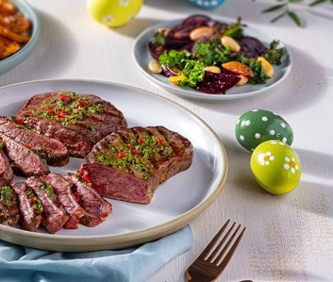 Steak chimichurri mártással, sült édesburgonyával, sült céklából, fodros kelből és mandulából készített salátával