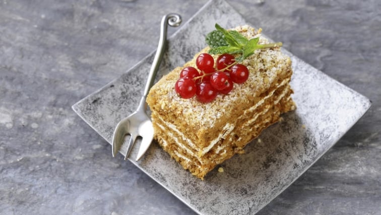 Výtečný vrstvený medovník na plech