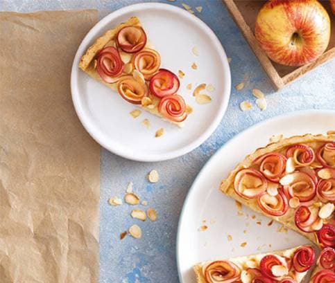 Krehký jablkový koláč s krémom pâtissière a jablkovými ružičkami