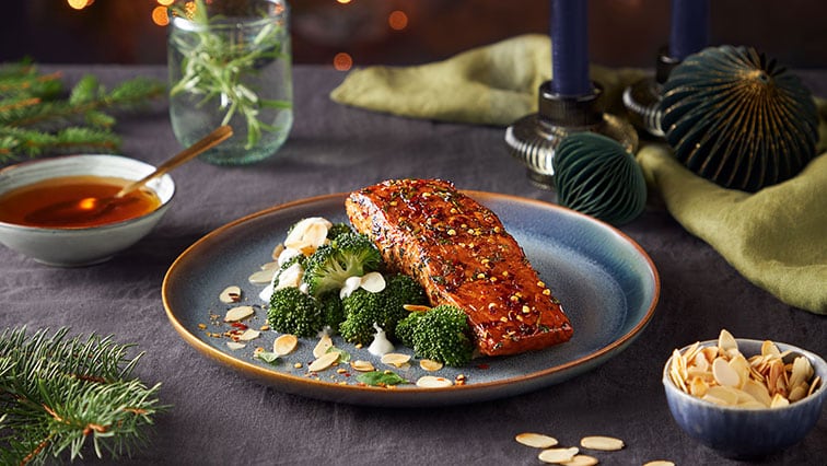 Lososové filé zapečené v medovo-koreninovej omáčke s brokolicou