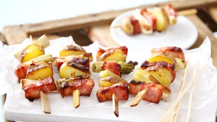 Špíz s bramborami, cibulí a slaninou
