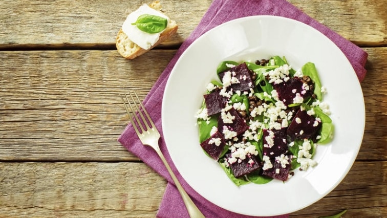 Špenátový salát s červenou řepou a kozím sýrem
