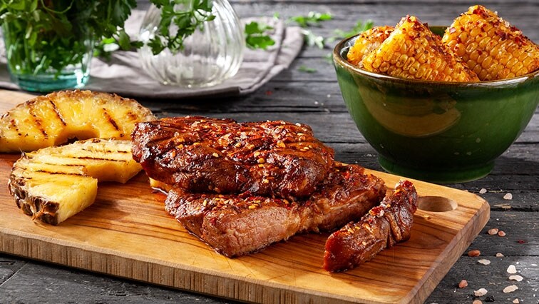 Marinovaná vepřová krkovička s grilovaným ananasem a kukuřicí