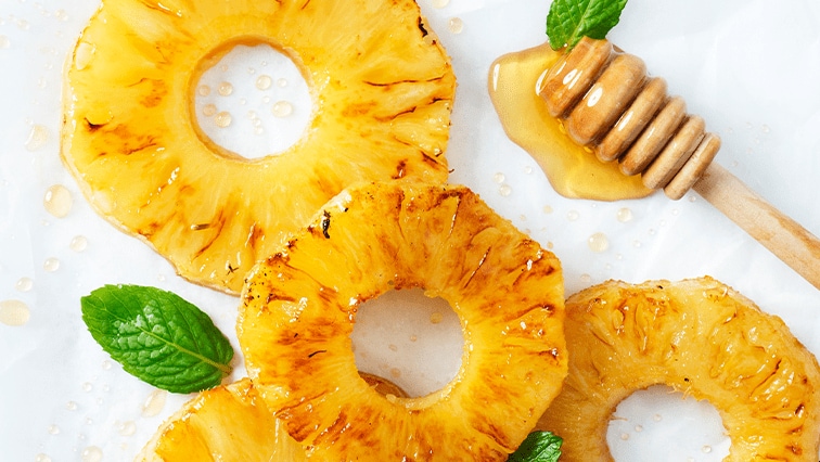 Grilovaný ananas s mátou a třtinovým cukrem