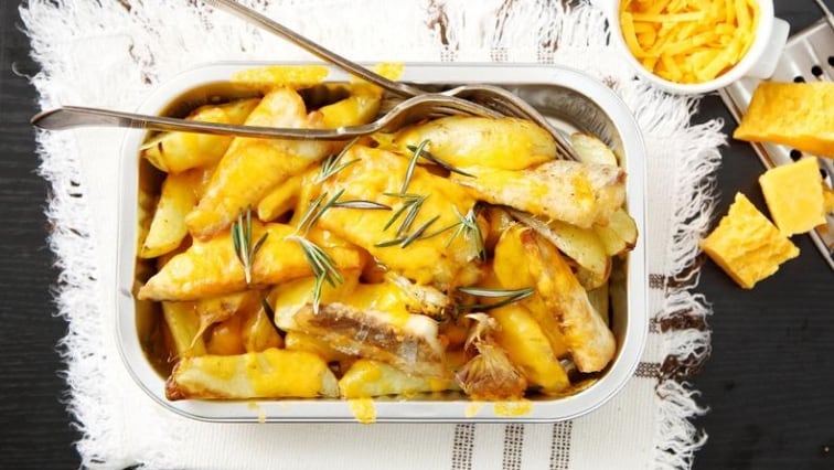 Brambory na grilu zapečené s cibulí a kousky bílé ryby