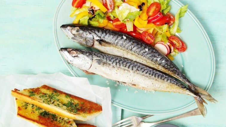 Pečená ryba s bylinkovou bagetou a míchaným salátem