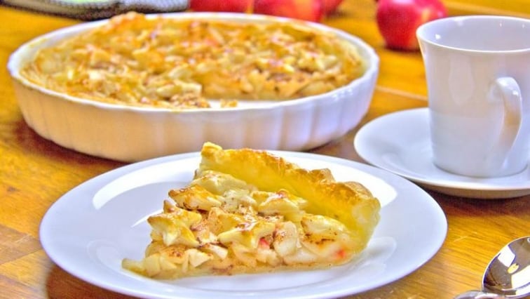 Rychlý jablečný koláč z listového těsta s vykrajovanými hvězdičkami